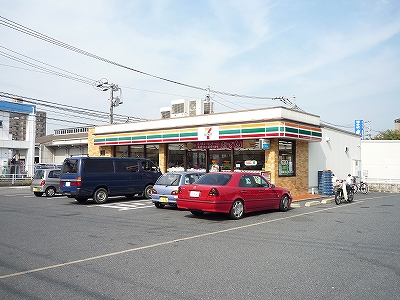 Convenience store. Seven-Eleven Yahata Tomoda chome store (convenience store) up to 100m