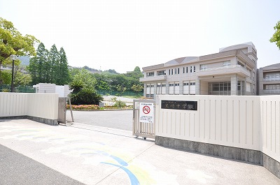 Junior high school. Municipal Kurosaki 750m until junior high school (school district) (junior high school)