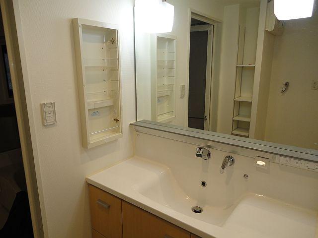 Wash basin, toilet. Washroom of a large mirror!