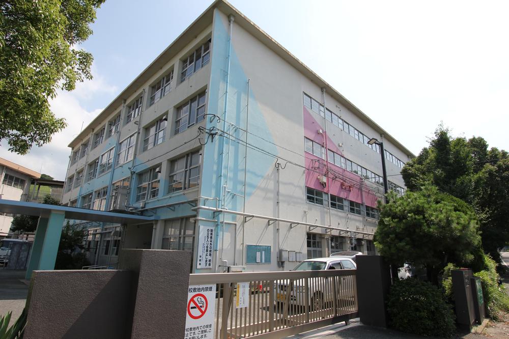 Primary school. 1773m to Kitakyushu Tatsukuro field Elementary School