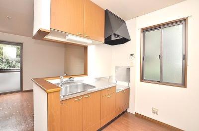 Kitchen. Gas stove can be installed with grill. 