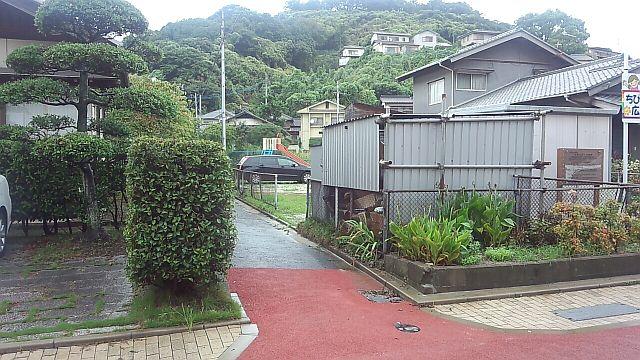Local photos, including front road. Location of a 9-minute walk from JR Kurosaki Station! 