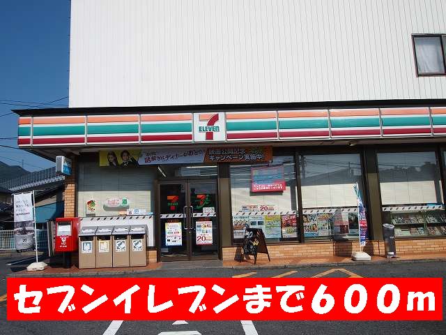 Convenience store. 600m to Seven-Eleven (convenience store)