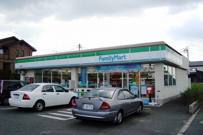 Convenience store. FamilyMart Yahata Imaike store up (convenience store) 325m