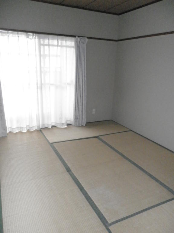 Other room space. Tatami will be in place of the table prior to occupancy