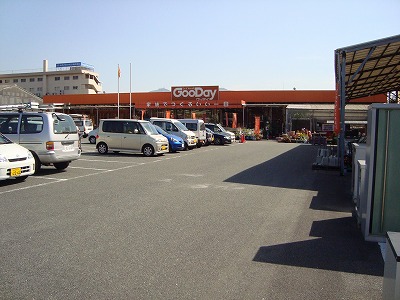 Home center. 850m to the hardware store Goody (hardware store)