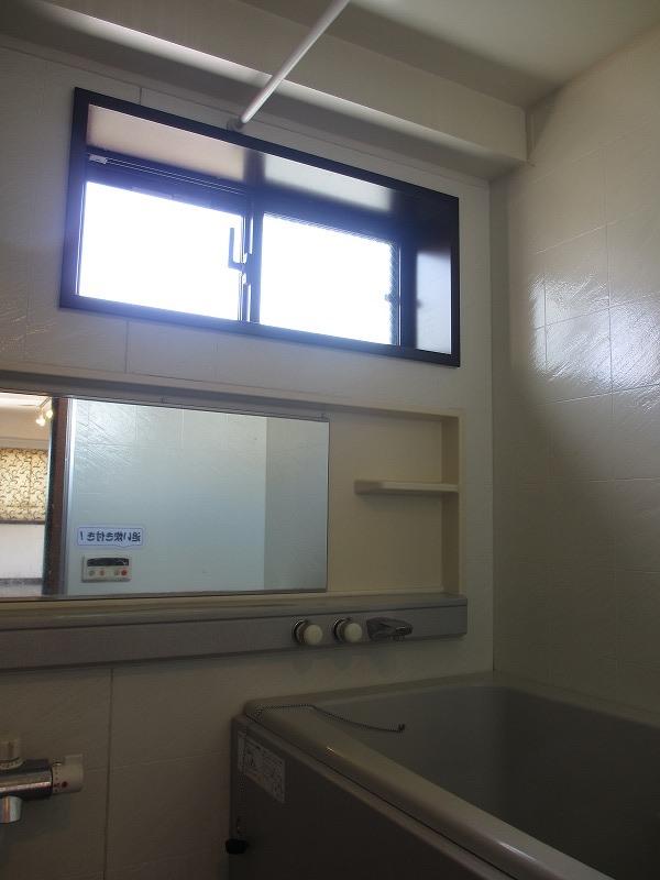 Bathroom. Ventilation pat with a window ☆