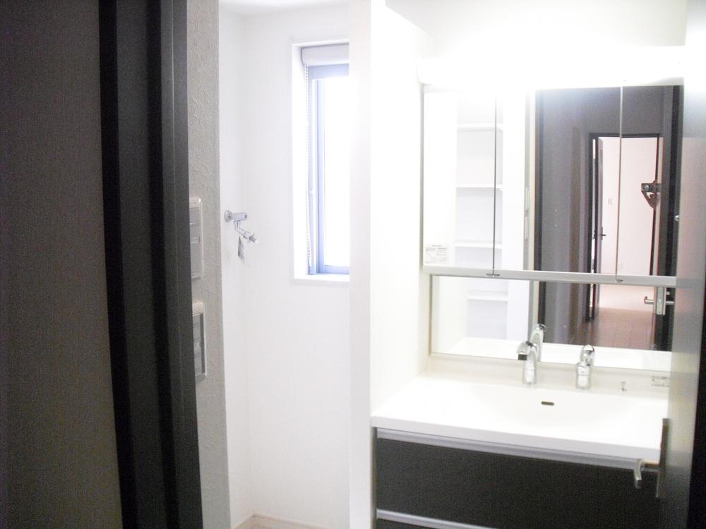 Wash basin, toilet. There is a space for a small even in the back of the mirror in the housing of the drawer type, It is functional wash basin.