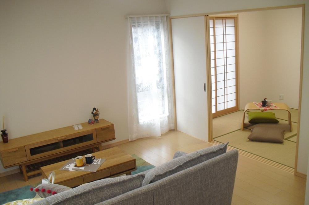 A large space of 20.5 quires you born in LDK + Japanese-style room when you open a Japanese-style room adjacent to the living room.