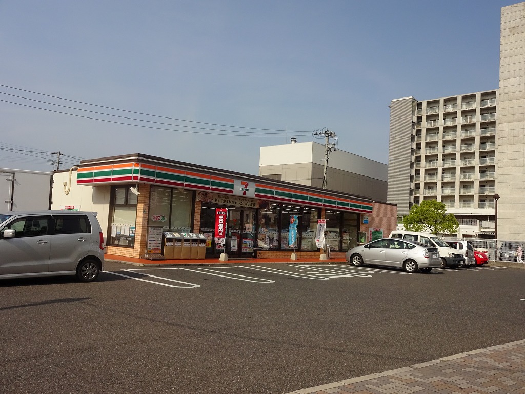 Convenience store. Seven-Eleven Yahata Jin'noharu store up (convenience store) 402m