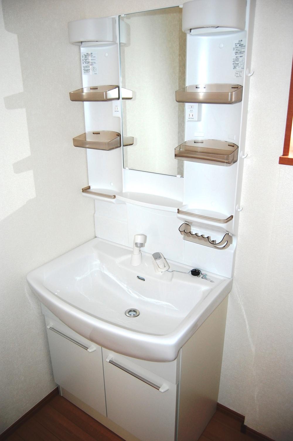 Wash basin, toilet. Same specifications Shampoo dresser