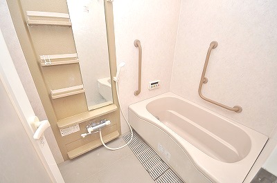 Bath. Also it comes with a handrail in the bathroom ☆ 彡