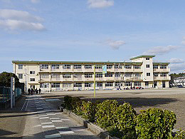 Primary school. Takesue up to elementary school (elementary school) 570m