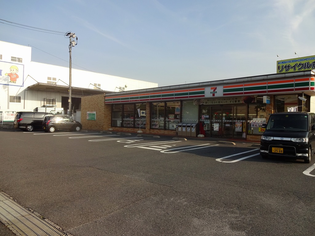 Convenience store. Seven-Eleven Yahata Honjo 1-chome to (convenience store) 652m