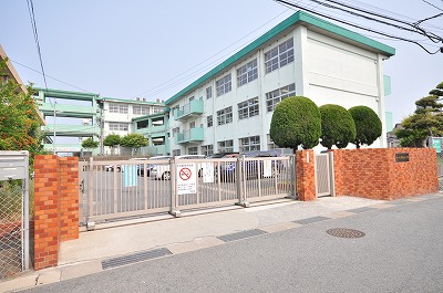 Primary school. Municipal Nishiorio up to elementary school (school district) (Elementary School) 520m