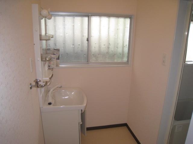 Wash basin, toilet