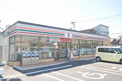 Convenience store. Seven-Eleven 1300m to Yahata Gion 3-chome (convenience store)