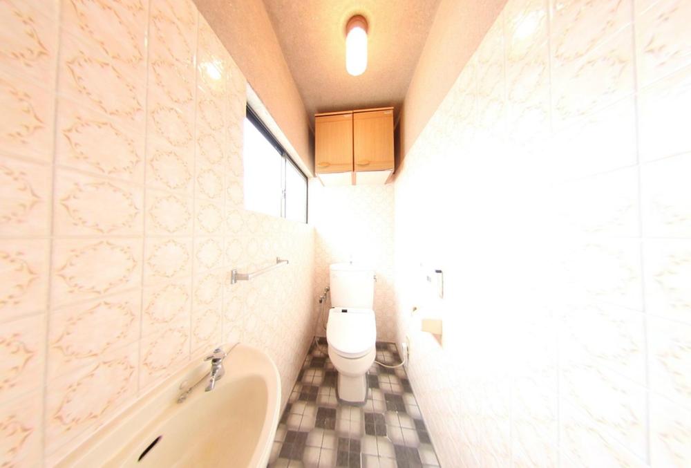 Toilet. Indoor (12 May 2013) Shooting