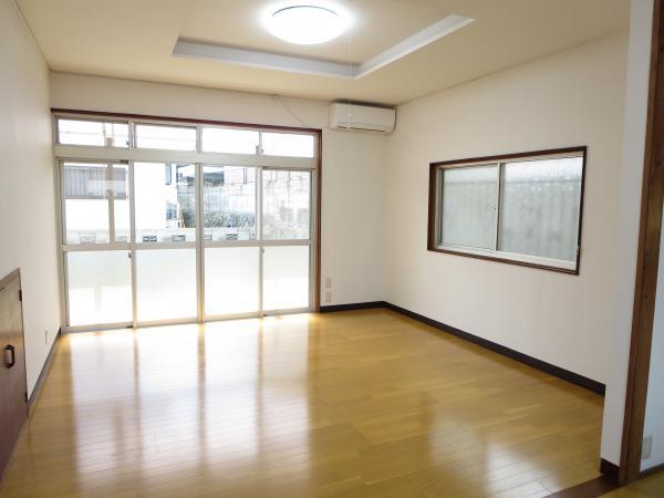 Living. ceiling ・ wall ・ Shi instead floor paste, Wide and bright living room. It was air-conditioned new.