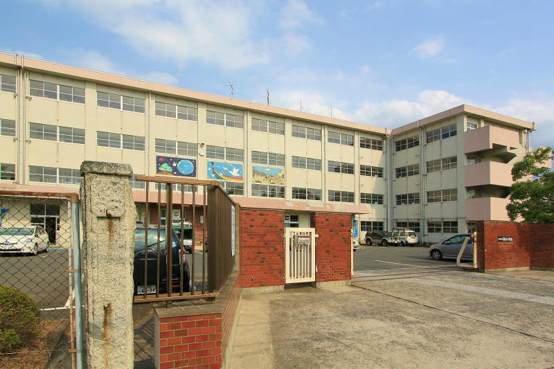 Junior high school. Kukita 1085m until junior high school