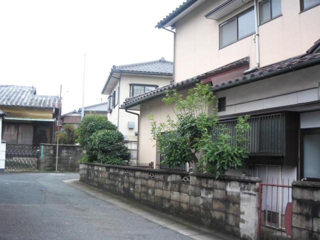 Local appearance photo. Taken from the local east side road (October 2013 shooting)