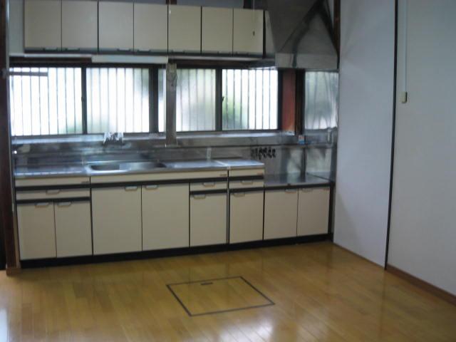 Kitchen. Indoor DK about 7 Pledge (2013 October shooting)