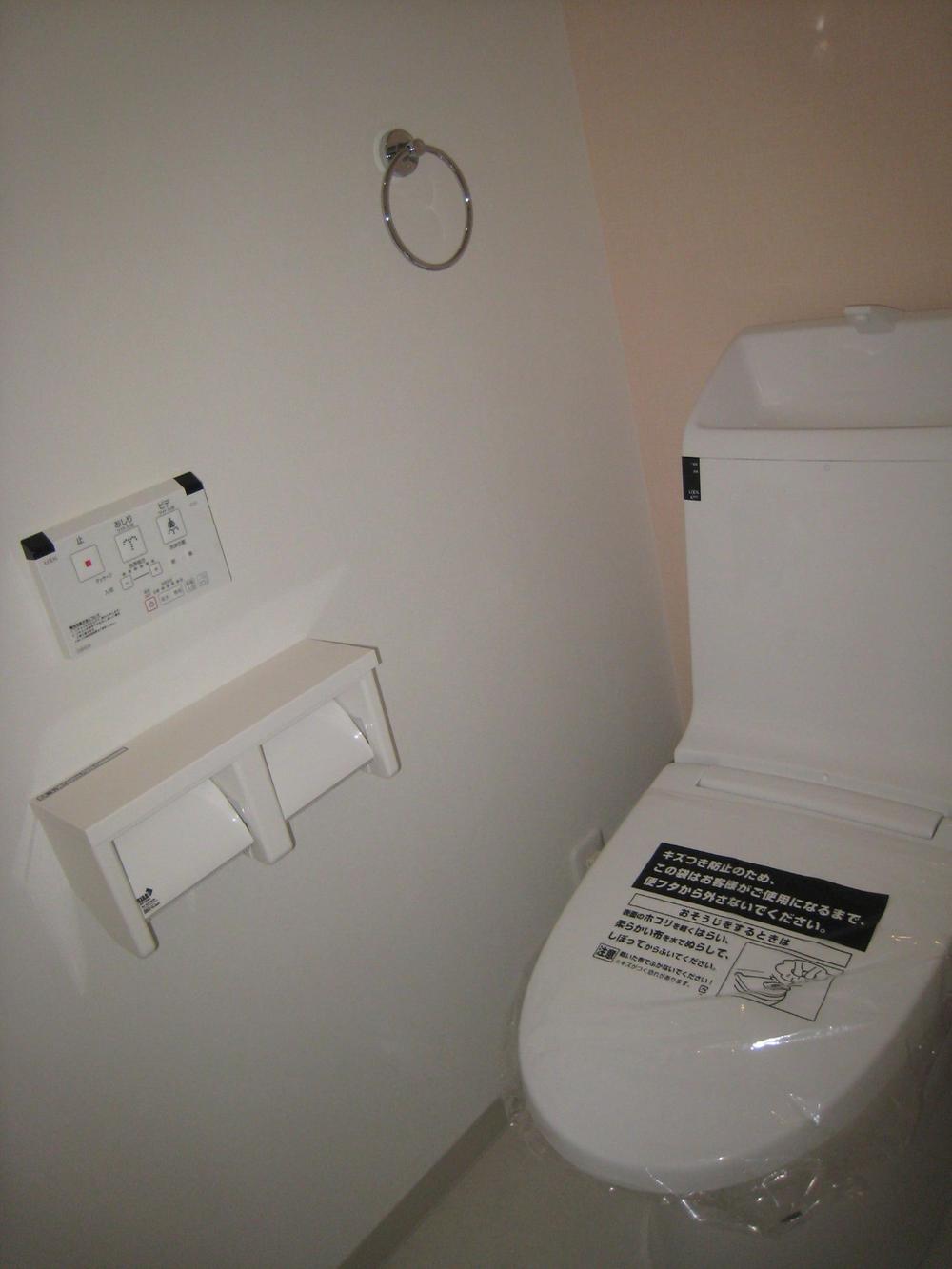 Toilet.  ■ Easy to operate because the remote control of!