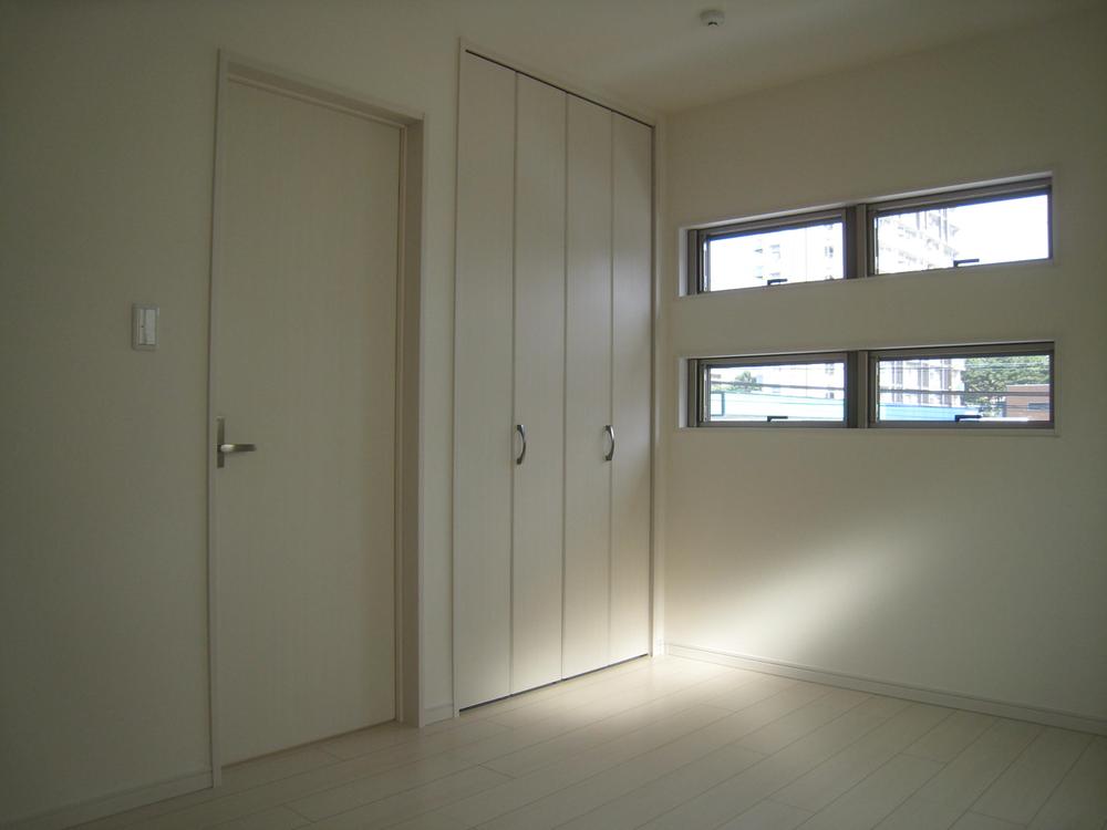 Non-living room.  ■ It comes with all rooms closet.
