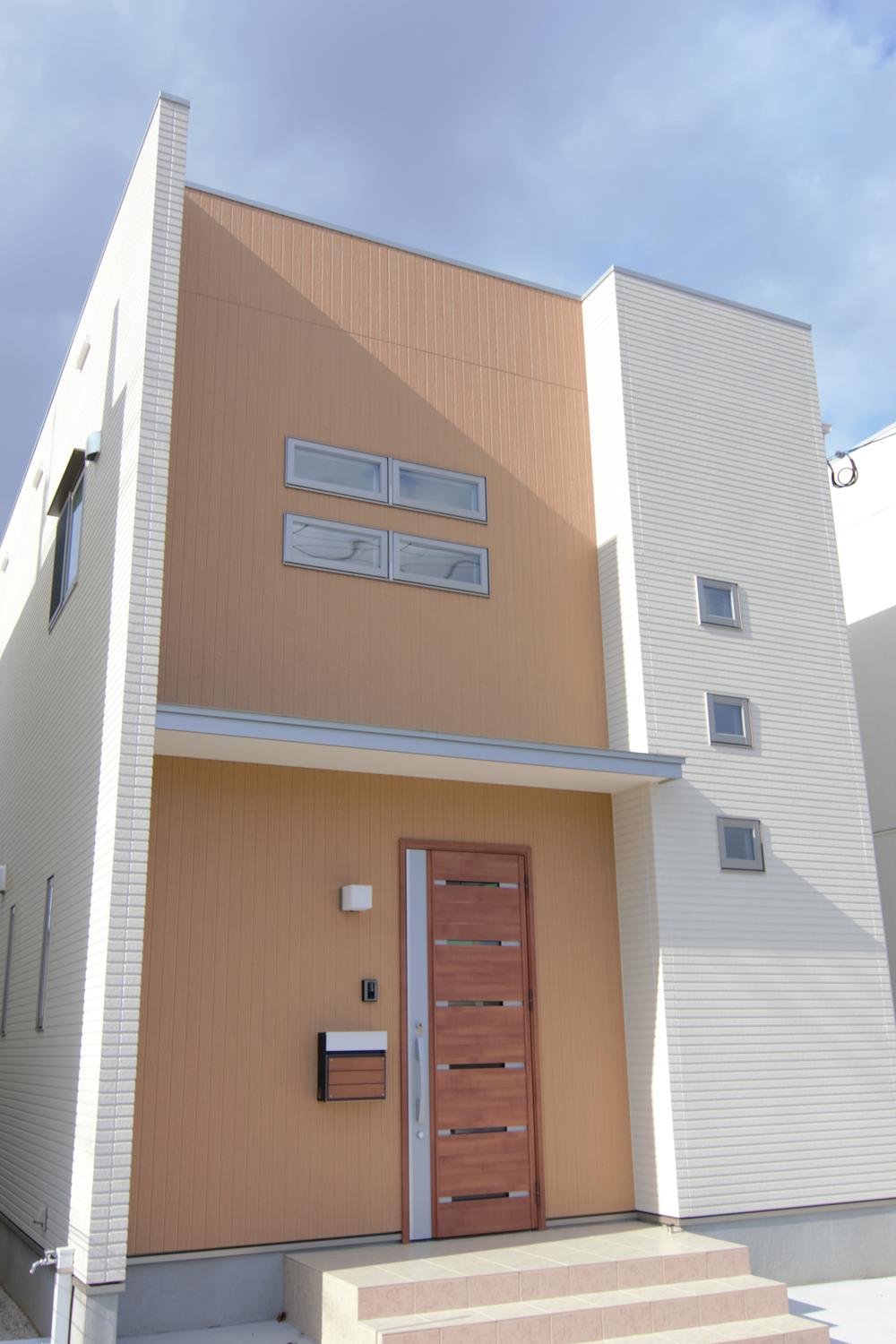 Local appearance photo.  ■ Bright, stylish design!