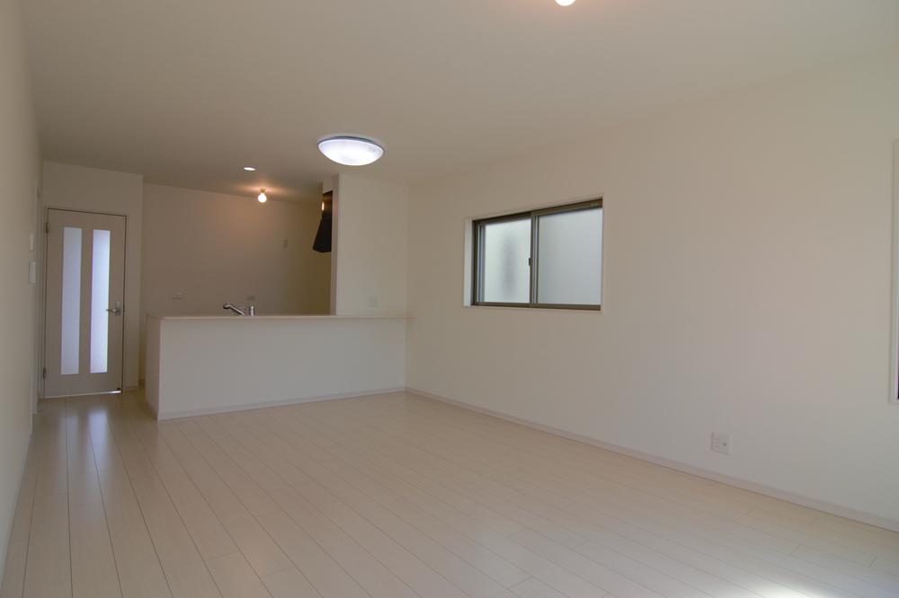 Living.  ■ Flooring is using a thing of little spread of the framework of the upscale white.