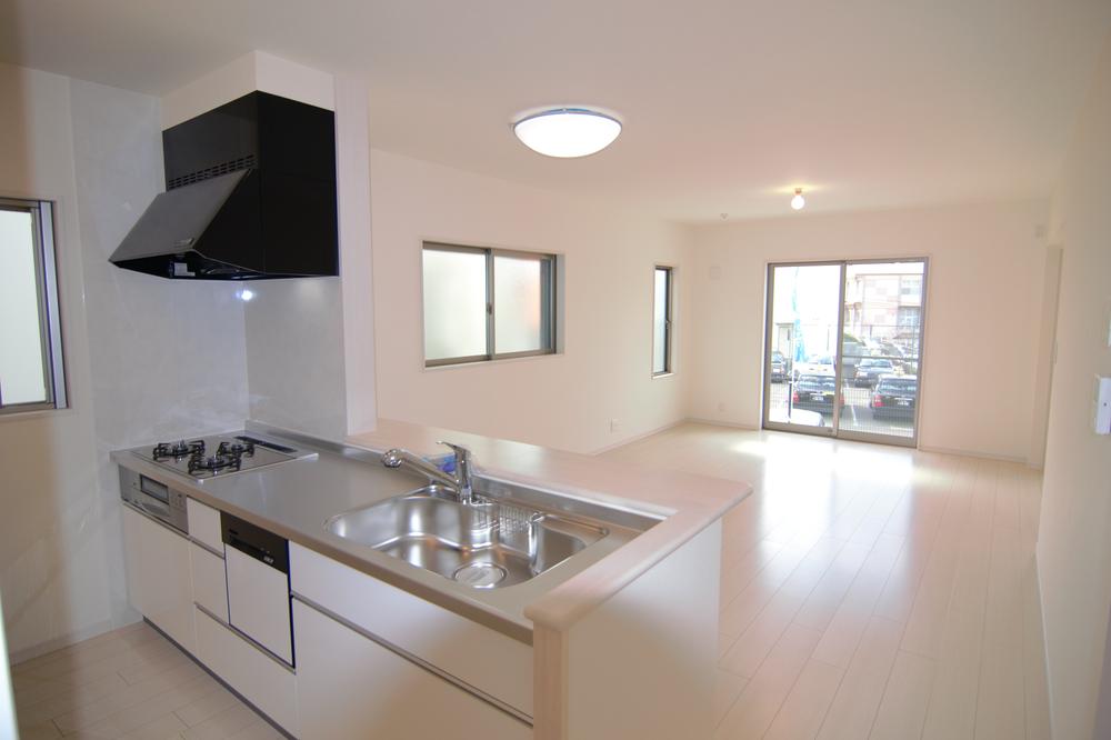 Kitchen.  ■ It overlooks the whole living at the counter kitchen!
