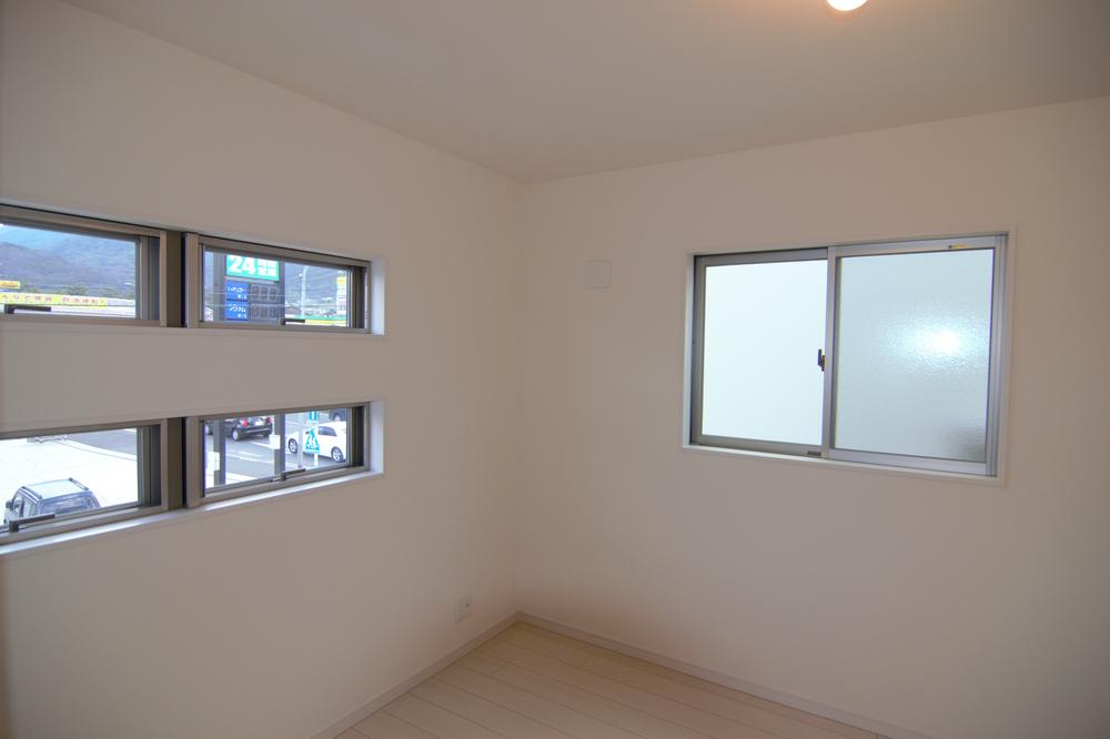 Non-living room.  ■ We put a window on two sides considered the ventilation stylish window.