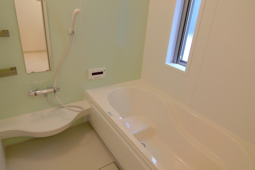 Bathroom.  ■ Take the fatigue of the day feet at a sufficiently extensible bus!