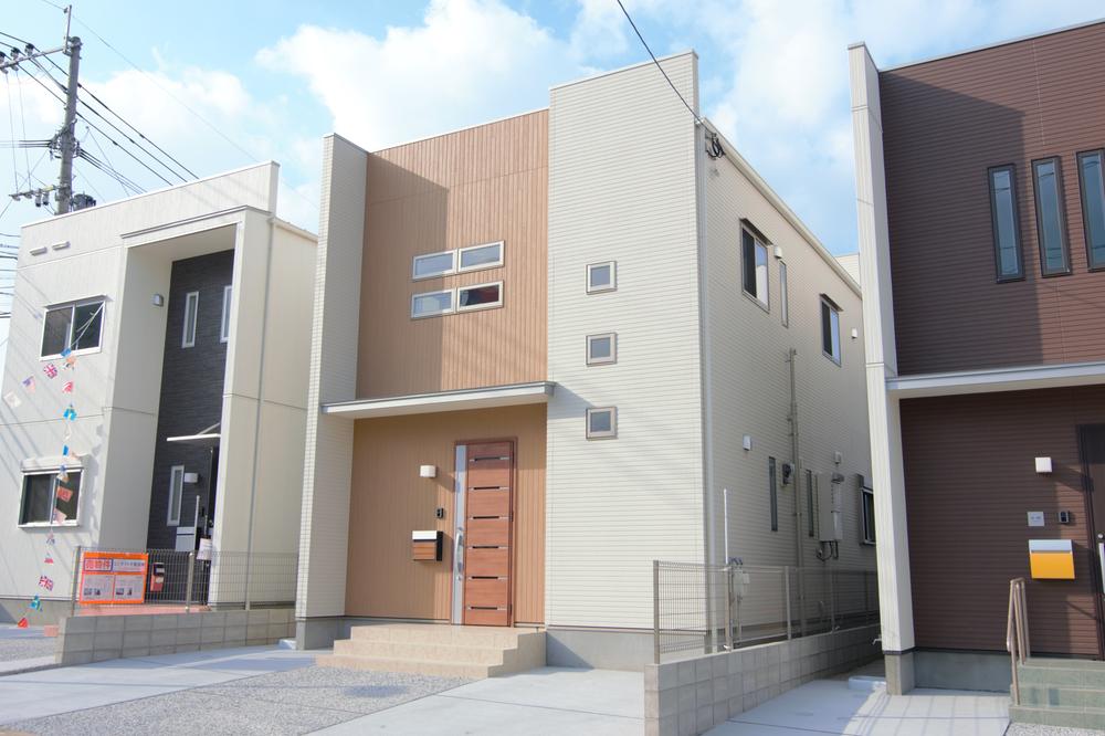 Local photos, including front road.  ■ Parking is three!