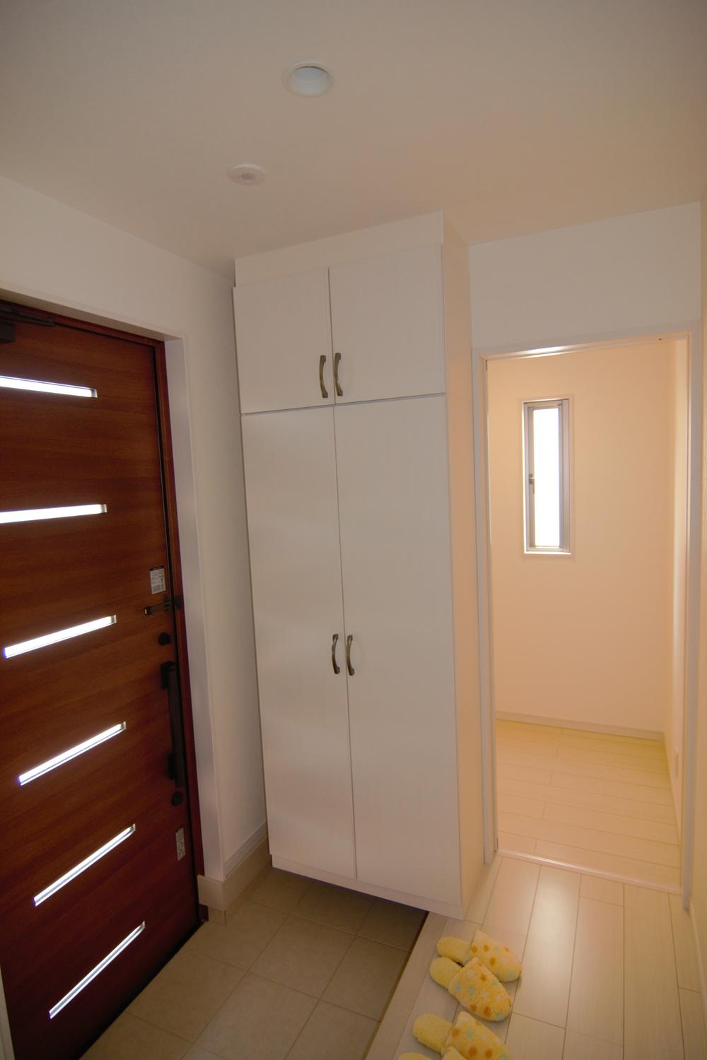 Entrance.  ■ We made a storeroom immediately entered the front door, Those that do not need to carry to your room (Golf Club ・ Snowboard etc, etc.) Let's will be housed here!