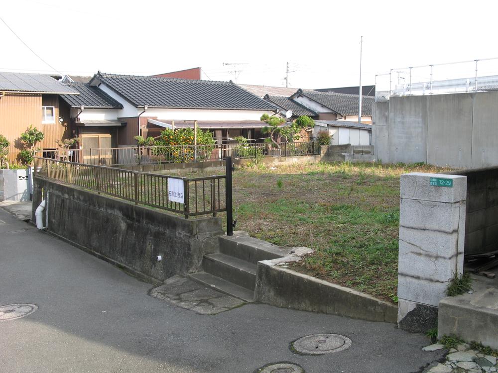 Local photos, including front road. Local (12 May 2012) shooting