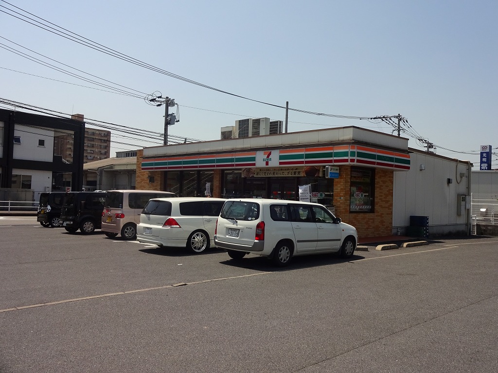 Convenience store. Seven-Eleven Yahata Tomoda 1-chome to (convenience store) 299m