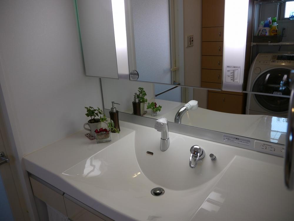 Wash basin, toilet. Spacious basin ☆ Cleaning also ease is so!