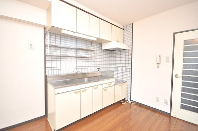 Kitchen. Gas stove can be installed with grill. 