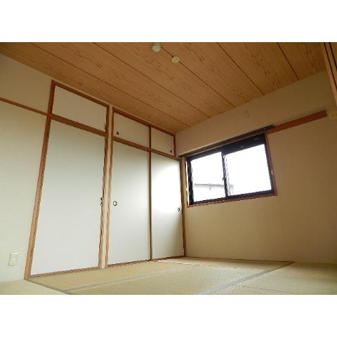 Living and room. There is also a Japanese-style room!