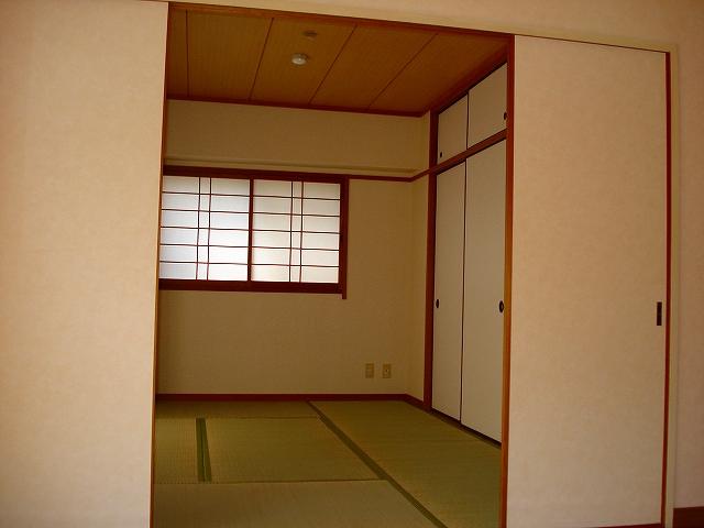 Non-living room. Living next to the Japanese-style room