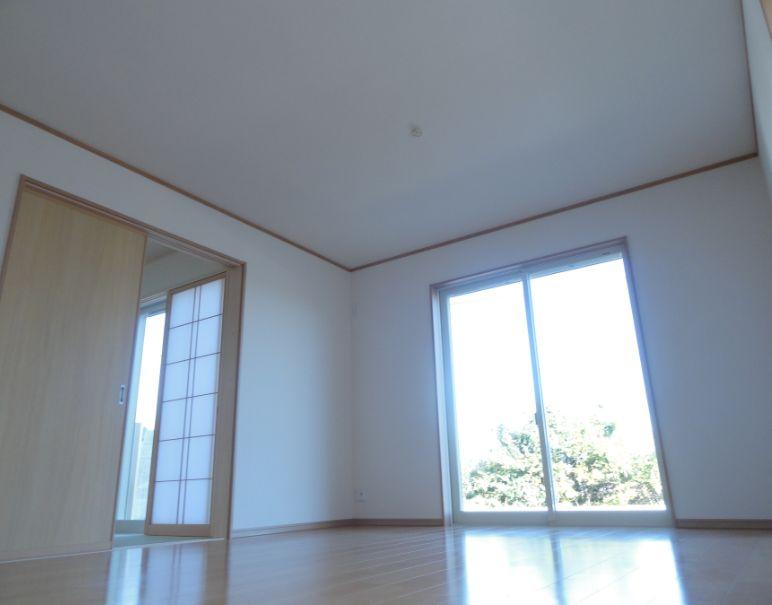 Same specifications photos (living). The photograph is the same type.