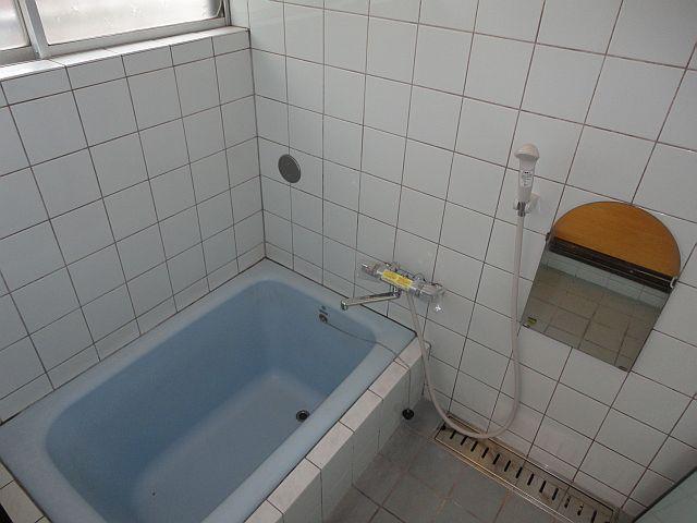 Bathroom. Bright bathroom! 