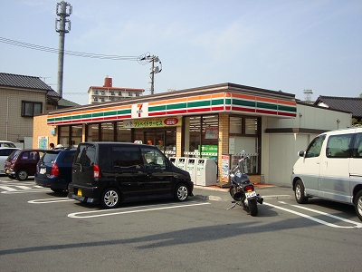 Convenience store. Seven-Eleven Yahata hole live 1-chome to (convenience store) 650m