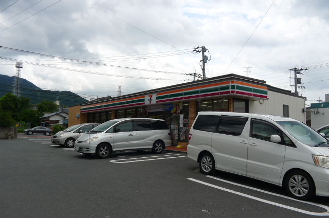 Convenience store. Seven-Eleven Yahata having original store up (convenience store) 245m