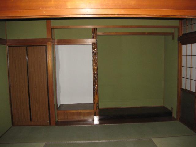 Other introspection. Also it comes with alcove in the Japanese-style room. 