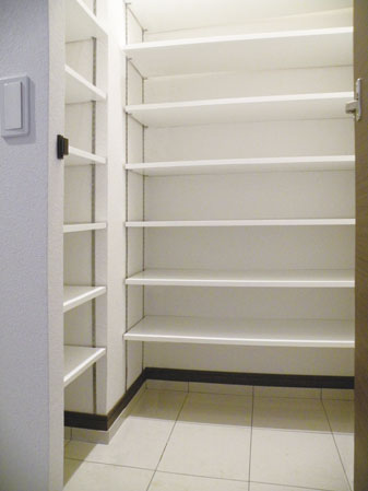 Other.  [Large shoes in closet] To door to door entrance hall, Established a large shoe-in closet. Shoes, of course, Golf bag and snowboarding, etc. also can be stored, Entrance around neat.