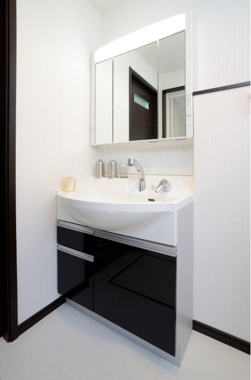 Wash basin, toilet. Three-sided mirror