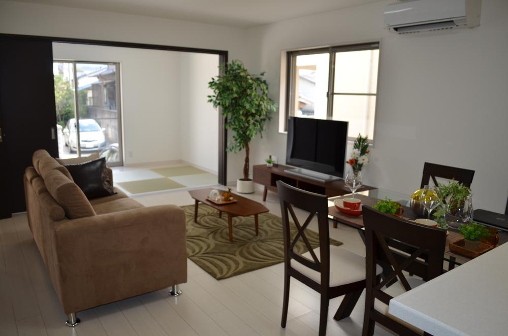 Living. New furniture ・ illumination ・ Air-conditioned All rooms have double-glazing
