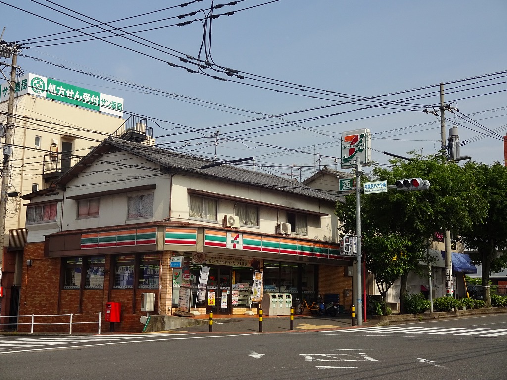 Convenience store. Seven-Eleven industry Idaimae store up (convenience store) 524m